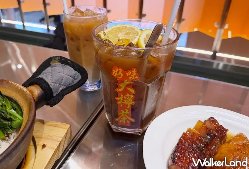 ▲吃港式燒臘就是要配這一杯!800毫升好味大檸茶放入滿滿新鮮檸檬片,酸香清爽又解膩,旁邊還有茶香濃厚的凍奶茶,無論搭配叉燒飯或冰火菠蘿包都很對味。圖/編輯 李維唐 攝