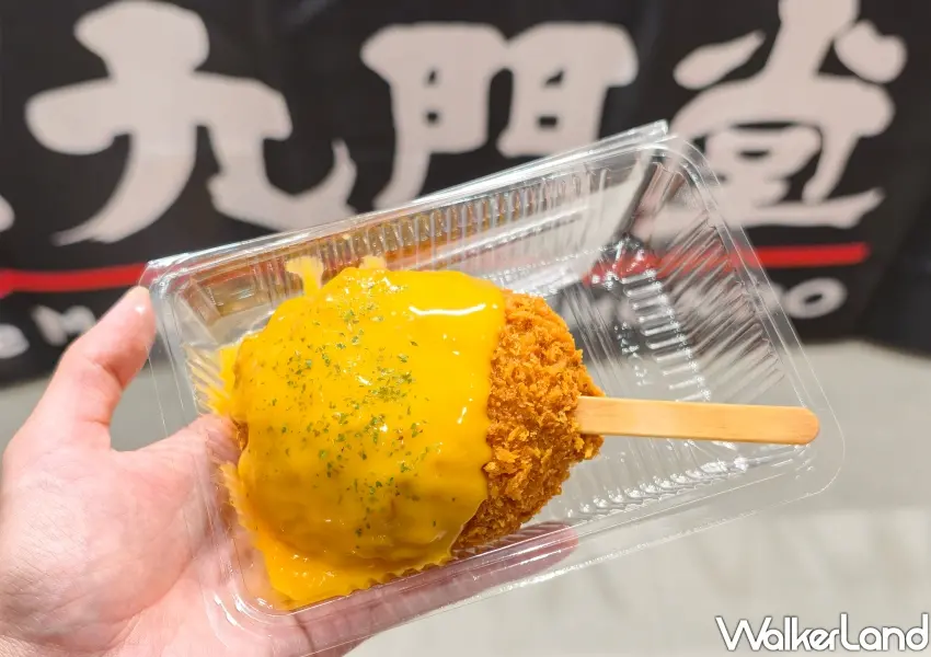 ▲三重お肉の九門堂現炸起士炸肉餅,淋上濃郁起司醬香氣四溢,忠孝SOGO日本展職人實演必吃鹹食。(攝影:鄭雅之)