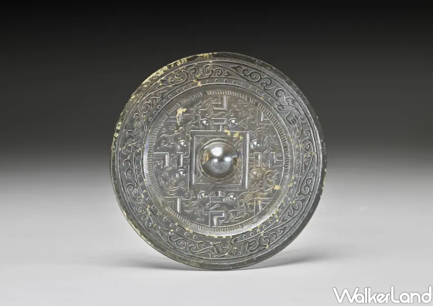 ▲〈新莽-東漢早期 神人神獸博局紋鏡〉展現漢代博局紋裝飾與六博棋盤占卜避邪文化。
