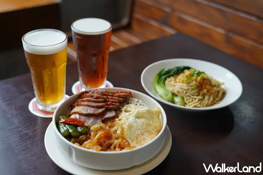 ▲厚實多汁的蜜汁叉燒肉鋪滿白飯,搭配半熟蛋與經典港式撈麵,再喝一口冰爽精釀啤酒或茶飲,享受最正宗道地的港式美味大餐。圖/雲品國際提供;窩客島整理