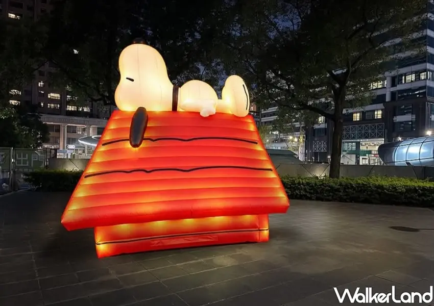 ▲經典狗屋場景重現,「Snoopy好宅」讓史努比悠閒趴在紅屋頂上陪伴大家歡度萬聖節。(圖為示意圖,實際造景一最後完工為主)