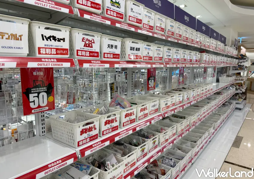 ▲駿河屋台北明曜店最低50元開買!一整排Outlet特價品專區均一價50元買爆。(攝影:鄭亦庭)