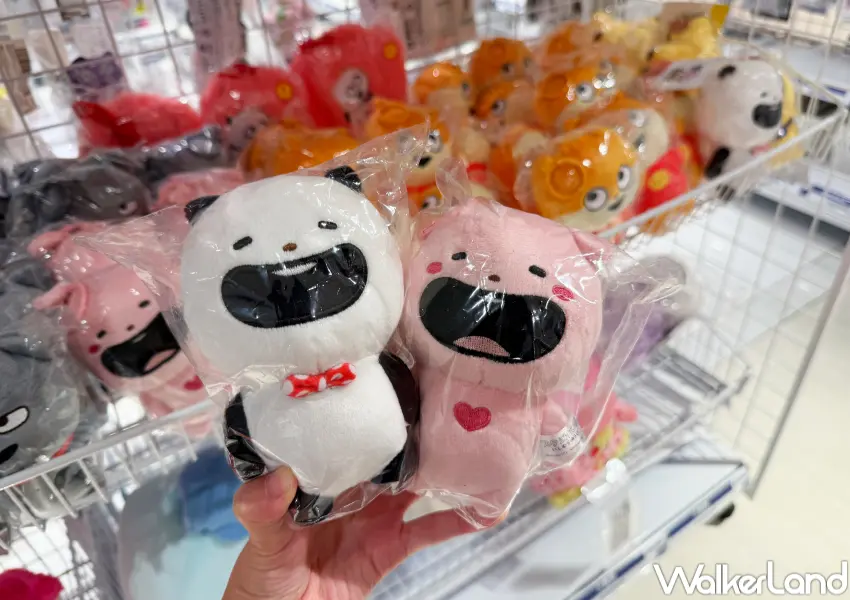▲駿河屋台北明曜店內也有吉伊卡哇、西村裕二等周邊,部分周邊甚至貼上5折標籤。(攝影:鄭亦庭)