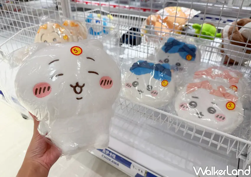 ▲駿河屋台北明曜店內也有吉伊卡哇、西村裕二等周邊,部分周邊甚至貼上5折標籤。(攝影:鄭亦庭)