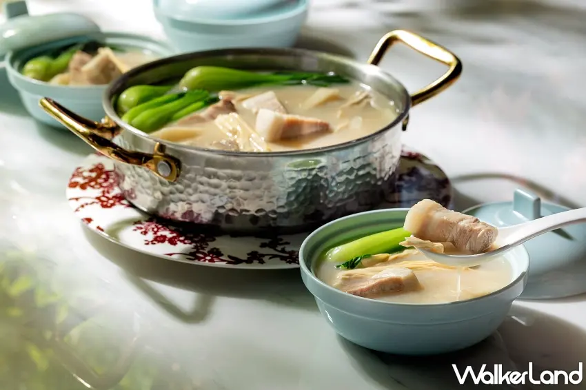 ▲天氣轉涼來一鍋「陶甕醃篤鮮」最對味,乳白湯頭以老母雞高湯為底,搭配家鄉肉、豬五花肉、竹筍與腐竹煨煮,喝起來濃醇溫潤又帶著鮮味。圖/上海鄉村提供;窩客島整理