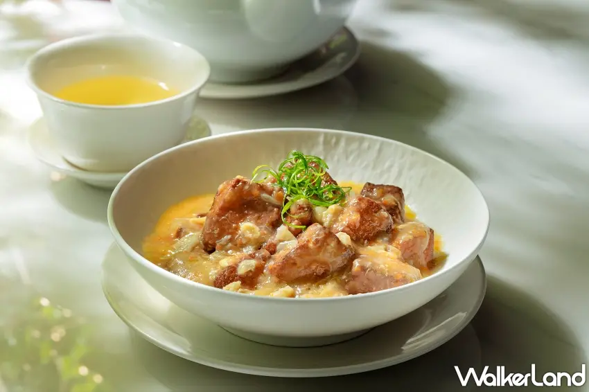 ▲「蟹粉燒豆腐」光看濃郁醬汁就很下飯,滑嫩豆腐吸附蟹粉鮮味,入口柔嫩又帶著濃郁海味,也是這次吃到飽可以直接續點的人氣功夫菜。圖/上海鄉村提供;窩客島整理