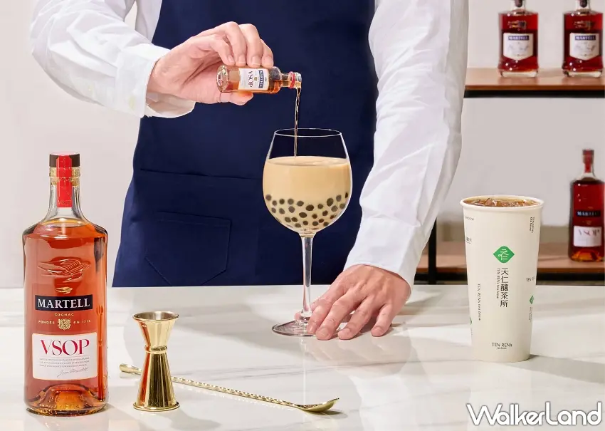 ▲把馬爹利VSOP迷你酒倒進913珍珠奶茶裡,原本熟悉的奶香、茶香再疊上酒香,珍珠Q彈口感也保留下來,這杯直接切換成大人系手搖模式。圖/天仁釀茶所提供;窩客島整理