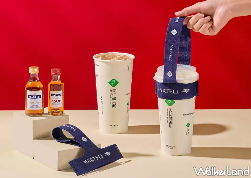▲這次聯名連飲料提帶都很有質感,深藍色設計搭上馬爹利字樣,套上天仁釀茶所手搖杯就能直接提著走,買聯名飲品就有機會把限量款一起帶回家。圖/天仁釀茶所提供;窩客島整理
