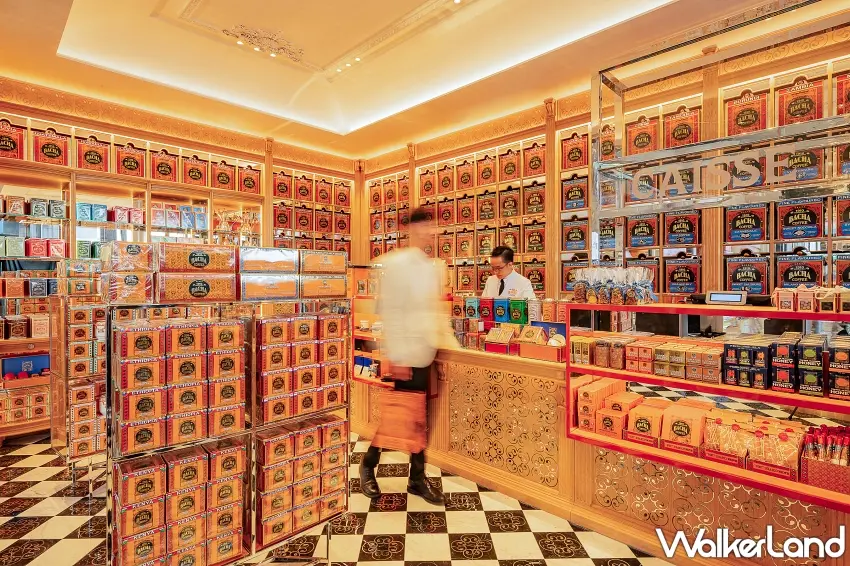 ▲一走進Bacha Coffee夿萐咖啡,鮮明紅金招牌、黑白棋盤地板和滿牆咖啡罐立刻抓住目光,坐在咖啡吧喝上一杯,逛中山商圈也多了一個充滿摩洛哥風情的休息點。圖/Bacha Coffee夿萐咖啡提供;窩客島整理