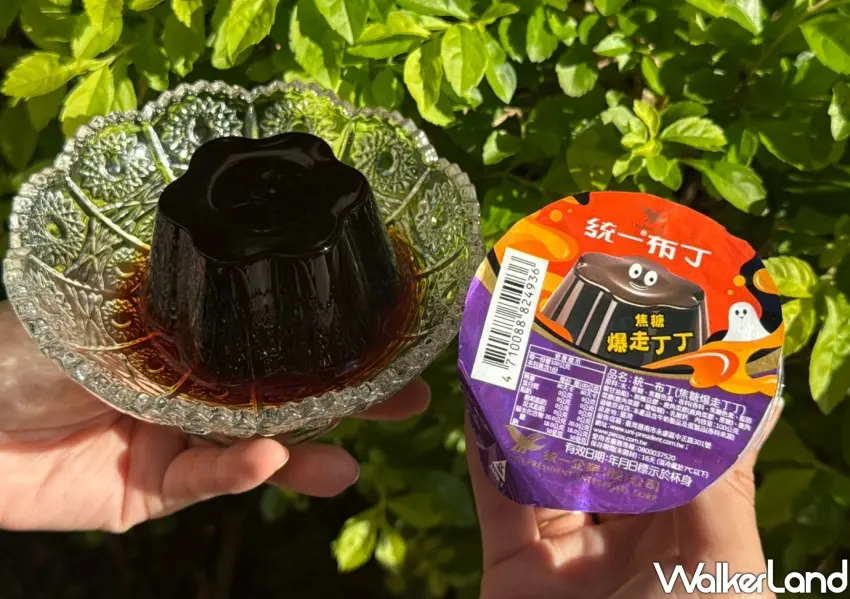 ▲7-11推出話題新品「統一布丁焦糖爆走丁丁」,倒扣出盤呈現極致黑化的全新霸氣造型。