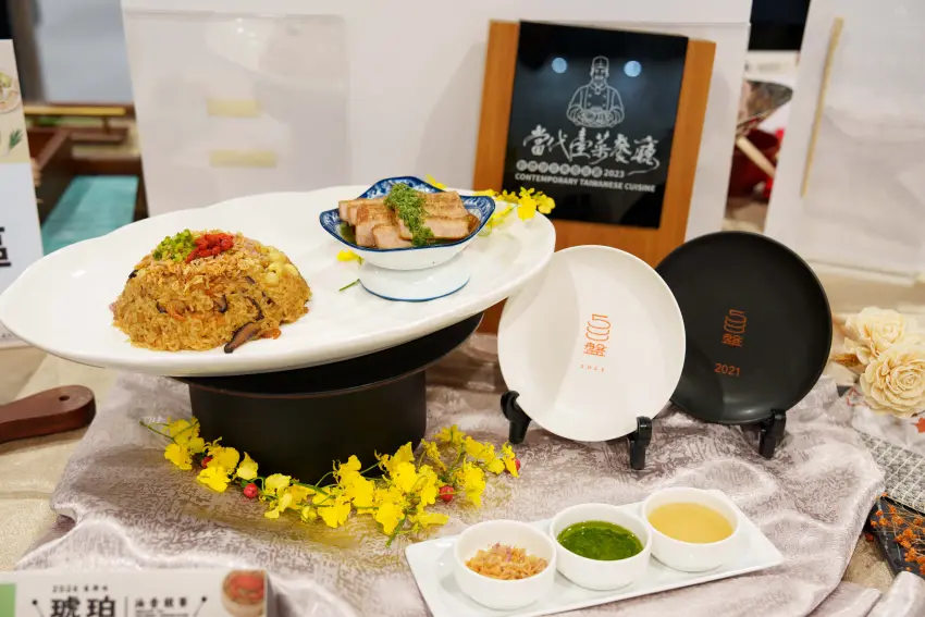 ▲「2026臺灣味:琥珀油香競賽」決賽競爭激烈,傳統組由「儂來餐廳」的〈雙色香蔥麻油松阪米糕〉脫穎而出,勇奪金獎,以精湛手藝詮釋經典臺灣風味,展現傳統料理的深厚底蘊。