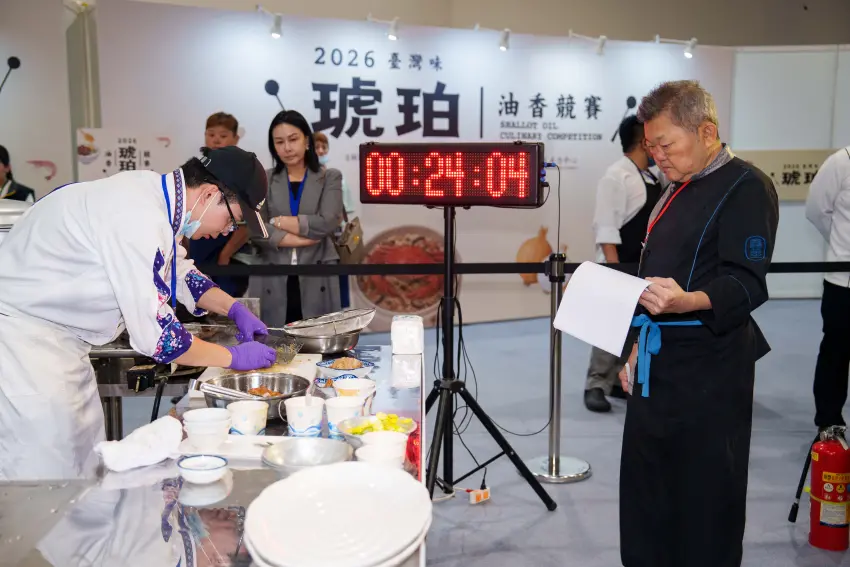 ▲儂來餐廳於「2026臺灣味:琥珀油香競賽」決賽現場展現精湛廚藝,從食材處理、烹調技法到擺盤呈現皆講究細節,運用油蔥香氣創作特色料理,現場競賽氣氛熱烈。