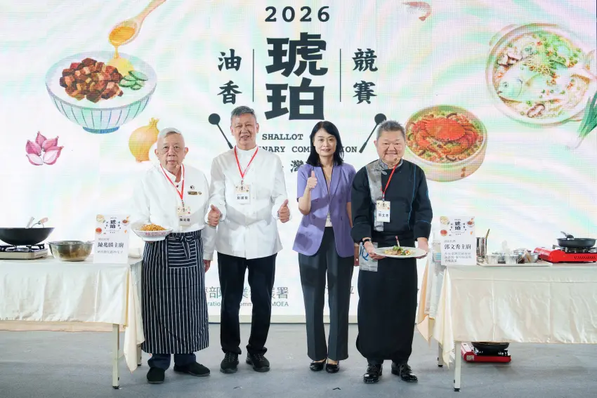 ▲國際名廚郭文秀(右1)及陳兆麟(左1)帶來精彩廚藝秀,以「香煎臺灣黑豬排佐油蔥醬、東方時蔬與香酥蔬菜」及「琥珀櫻花蝦炒瓜子」示範料理,分別從創新與傳統角度詮釋油蔥香氣,展現臺灣料理兼具傳承與創新的多元風貌。