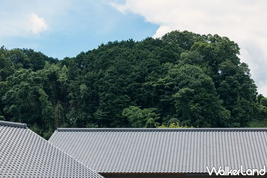 ▲灰色瓦片屋頂一路延伸到山林之前,低調的建築輪廓沒有搶走自然風景,反而讓客房像是靜靜藏進明日香村的綠意之中。圖/虹夕諾雅 飛鳥提供;窩客島整理