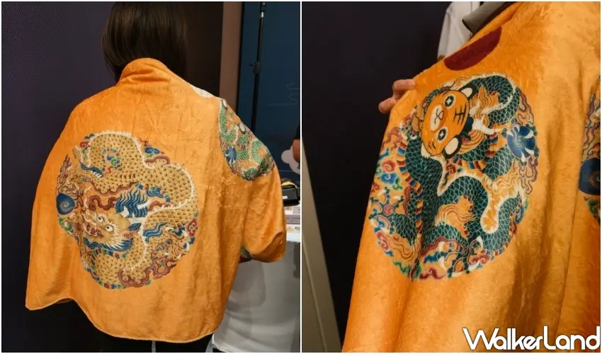 ▲朕回京兩用毛毯翻玩皇帝華麗風與虎將元素，可當毛毯也能扣上變身有袖披肩，機艙冷氣再強也能隨時暖心又搞怪。(攝影：鄭雅之)