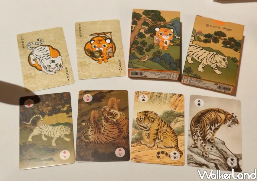 ▲故宮聯名台灣虎航撲克牌精選古畫意境設計，親民價格140元就能入手，搭機殺時間或是聚會玩樂都超吸睛。(攝影：鄭雅之)