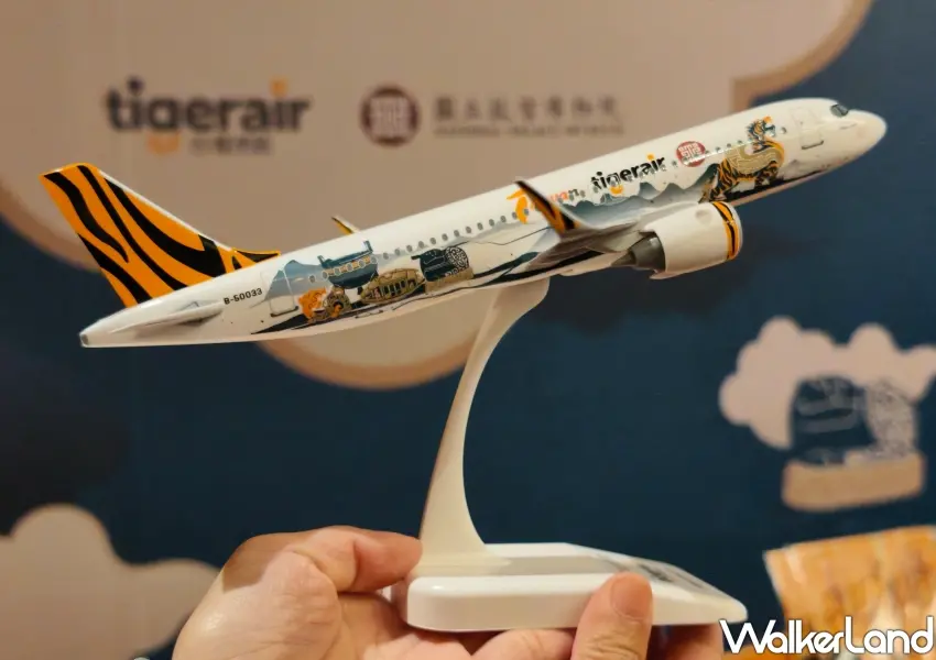 ▲台灣虎航X國立故宮博物院A320一比150紀念彩繪機模型，精準還原10大國寶飛上雲端的精緻細節，極具高空典藏價值。(攝影：鄭雅之)
