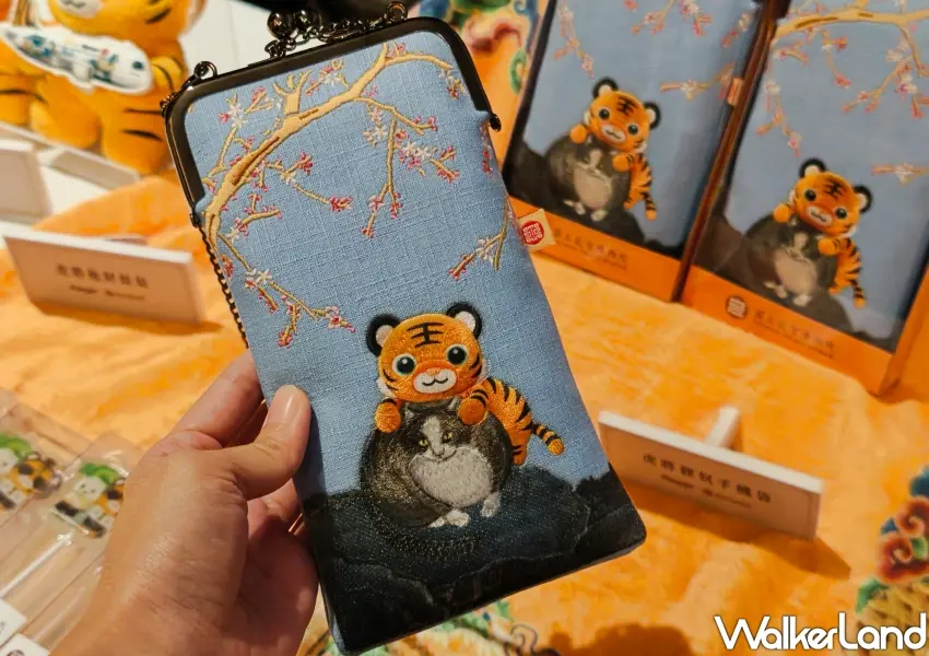 ▲虎將貍奴手機袋售價880元，將古畫貓咪與可愛虎將融合於質感布面設計，出門隨身背著輕鬆展現文青風采。(攝影：鄭雅之)