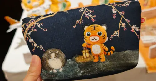 這款開賣就缺貨！虎航故宮聯名「朕回京毛毯、虎將貍奴化妝包」質感爆棚，10款周邊售價