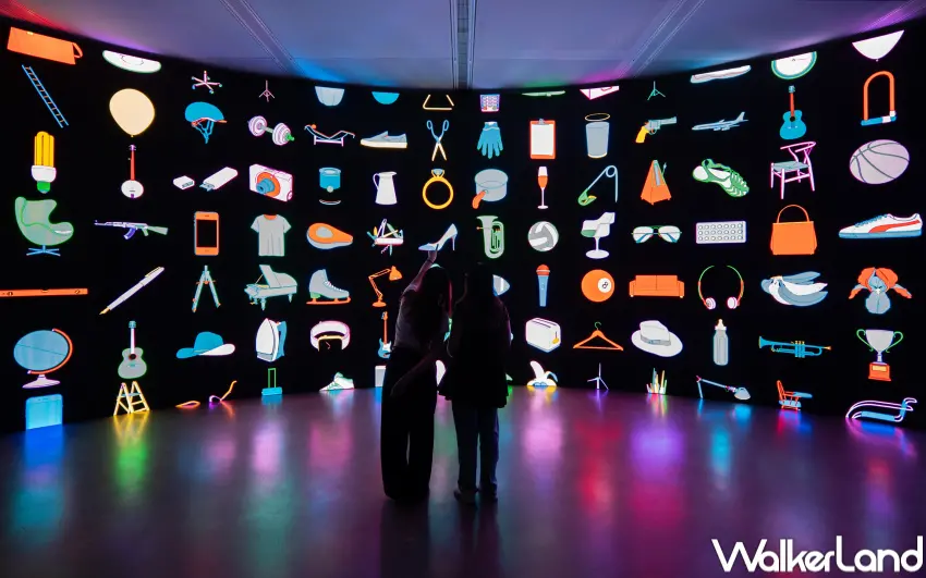 ▲高美館特展必看沉浸式環形劇場！〈宇宙〉首次跨海於高美館展出。© Michael Craig-Martin. (攝影：陳李視物，圖片提供：高雄市立美術館)