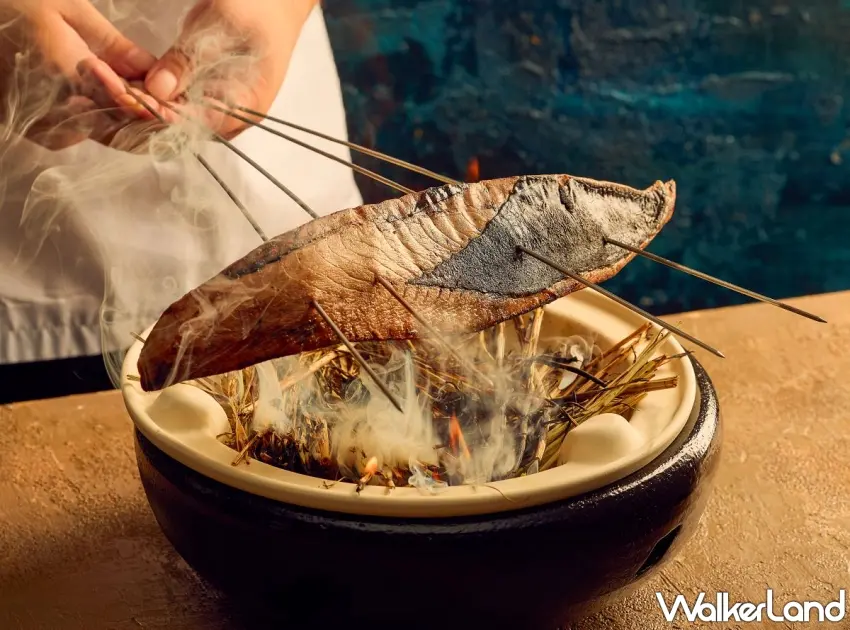 ▲和歌山近海野生鰹魚直接以高溫稻火快速炙燒，火焰與煙霧包覆魚身，讓魚鮮多了一層微焦稻香，光看製作過程就很有臨場感。圖／煙波莫內饗宴提供；窩客島整理