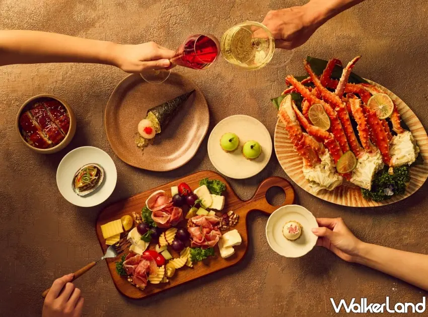 ▲聚餐就是要一桌擺滿才過癮，帝王蟹腳、鰻魚釜飯、壽司與甜點通通上桌，從海鮮一路吃到甜點，一次感受和洋季的豐富菜色。圖／煙波莫內饗宴提供；窩客島整理