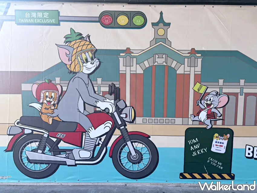 ▲湯姆貓戴著鳳梨安全帽騎檔車載傑利鼠,旁邊還有小鼠拿著停的旗子路口指揮,充滿台灣在地風情的主題牆造景,一定要站旁邊合照一張。圖/楊婷雅 攝影;窩客島整理
