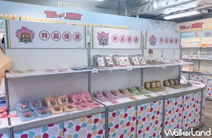 ▲架上擺滿標示特品優選的精緻商品,從粉嫩色彩的零錢包到質感皮件配件一應俱全,擺設得像台灣傳統水果攤一樣趣味吸睛,讓人忍不住想包款帶回家。圖/楊婷雅 攝影;窩客島整理