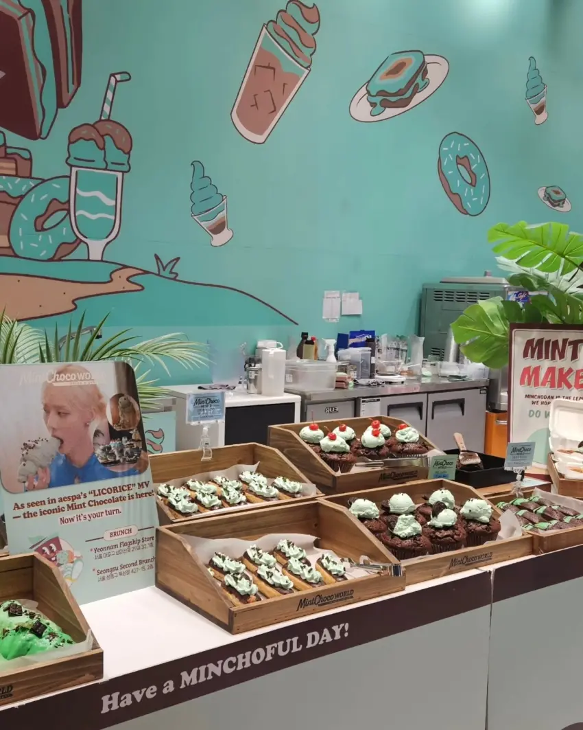 ▲位於首爾的Mint Choco World以夢幻薄荷綠為主題，是近期韓國社群討論度極高的熱門打卡咖啡廳。