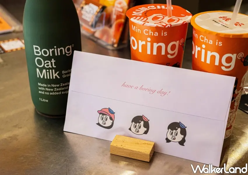 ▲凡於全台抿茶門市購買兩杯聯名燕麥奶飲品,即可獲得限量無聊閨蜜體燕包信封袋禮物,內含超吸睛的聯名髮夾盲包。