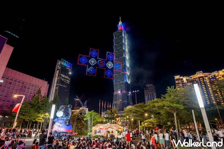 ▲2025年夜空中用無人機排出充滿愛的方塊圖騰,璀璨光點在台北101身旁閃耀,市府廣場前聚集滿滿人潮,所有人抬頭仰望這一幕真的太浪漫。圖/台北101提供2025年資料畫面;窩客島整理