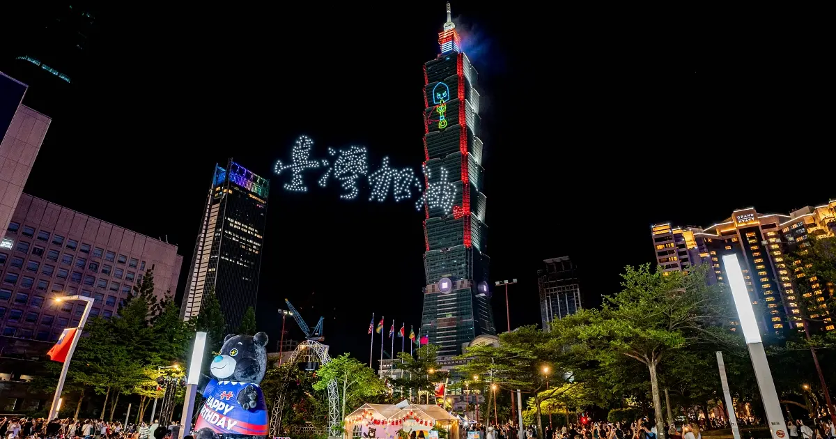 台北101國慶展演直擊！14分鐘600台無人機加高空煙火震撼夜空，這兩處最佳觀賞點免費卡位搶爆