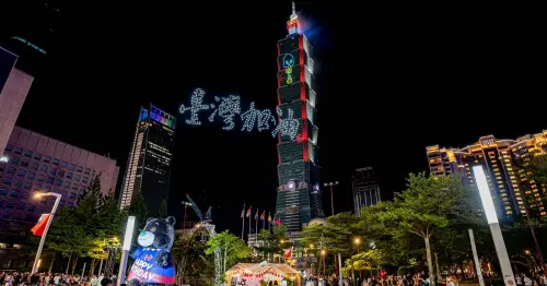 台北101國慶展演直擊！14分鐘600台無人機加高空煙火震撼夜空，這兩處最佳觀賞點免費卡位搶爆