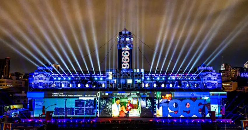 只有4天點亮總統府！雙十總統府光雕秀交通管制、光雕時間，民主徽章3天不限量預訂