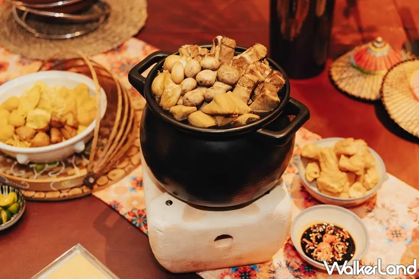 ▲肉骨茶就是要熱騰騰上桌才過癮,豬肋排、蒜頭與滿滿配料吸收香料湯頭,旁邊再搭油條與甜醬油辣椒,光看這一鍋就讓人想先盛上一碗暖胃。圖/台北君悅酒店提供;窩客島整理