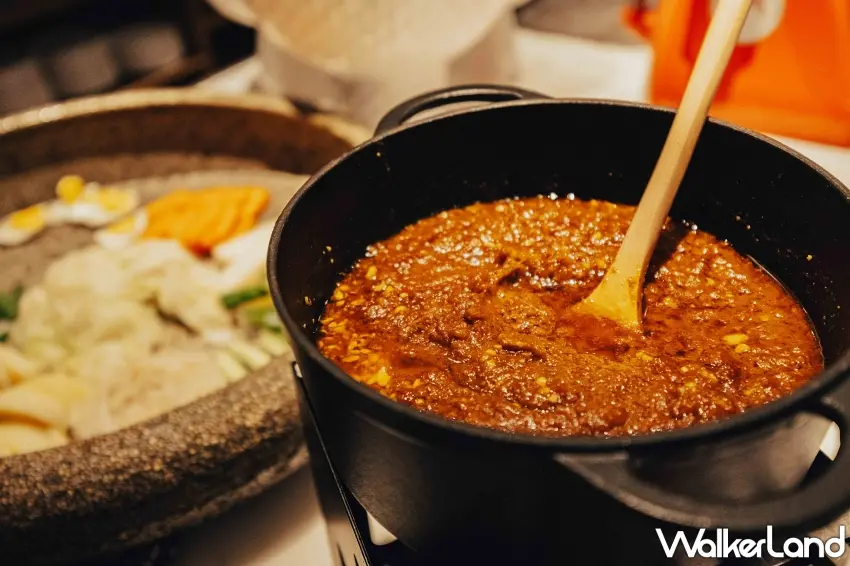 ▲仁當牛肉的精華全濃縮在這鍋醬汁裡,牛腱加入薑蔥、茴香、孜然、荳蔻與檸檬葉等多種香料,再用椰奶慢慢煮到收汁,每一口都是濃厚辛香與椰奶滋味。圖/台北君悅酒店提供;窩客島整理