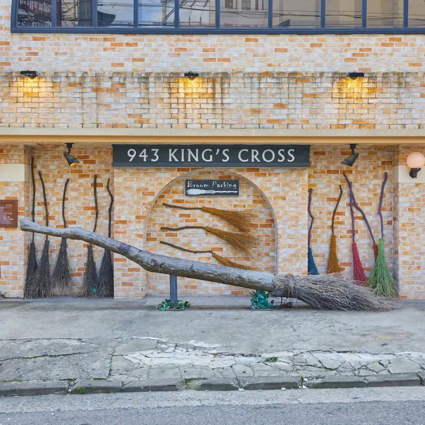 ▲首爾弘大的943 King's Cross主題咖啡廳將整座建築打造成魔法師的秘密巢穴,包括令人聯想到倫敦國王十字車站的入口造景。