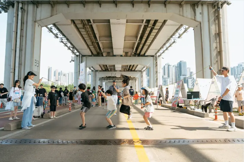 ▲高達5.2公尺的巨大充氣溜滑梯與趣味設施,讓月光遊樂場成為人氣爆表的歡樂天地。