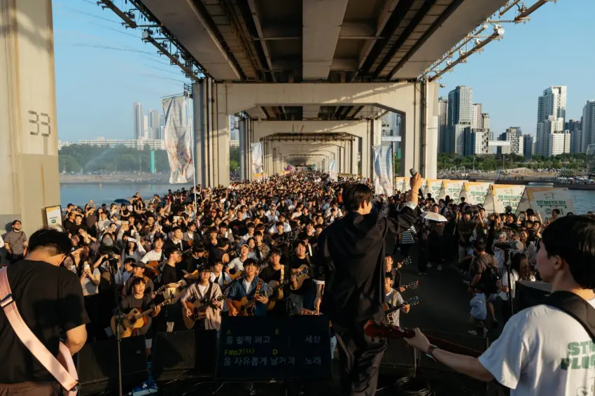▲眾多民眾與音樂人齊聚潛水橋下熱情合唱,感受浪漫又熱血的漢江音樂盛宴。