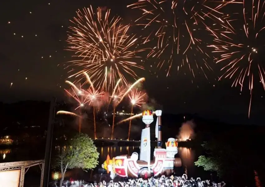 ▲2026青草湖秋焰祭帶來300秒璀璨湖畔煙火秀,夜間搭配炫目燈光秀營造浪漫舒湖的夜空饗宴。