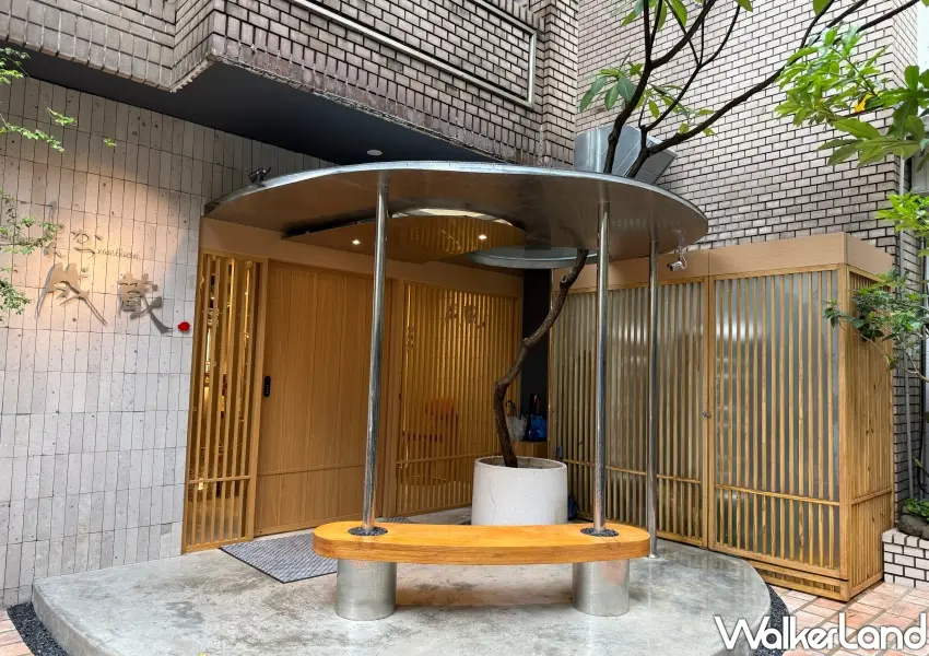 ▲日本米其林推薦名店成蔵正式進駐台北大安區東區巷弄,純白與木質交織的簡約外觀超吸引人。(攝影:鄭雅之)