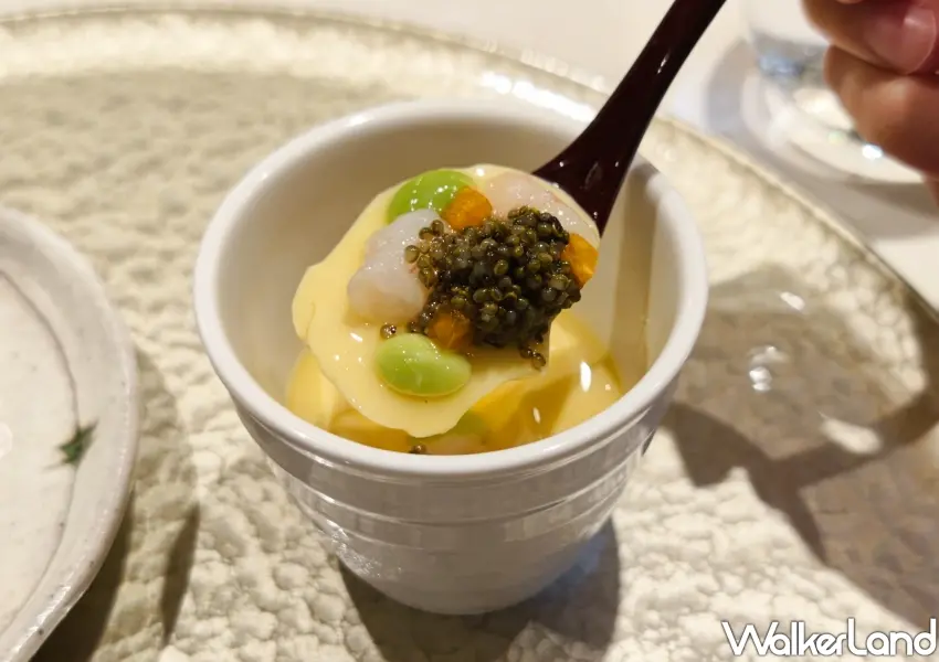 ▲頂級無菜單套餐以玉米冷製蒸蛋作為雅緻序曲,搭配甜蝦與魚子醬交織出鮮美滑順風味。(攝影:鄭雅之)