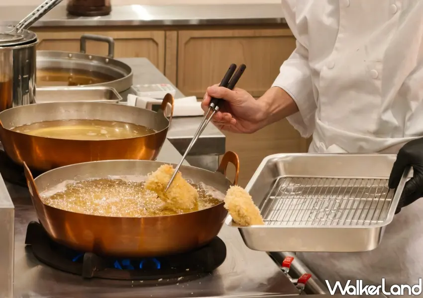 ▲料理團隊遠赴東京修業,透過獨門低溫油炸工藝緩緩熟成,展現極輕盈的初雪般粉雪麵衣。(攝影:鄭雅之)