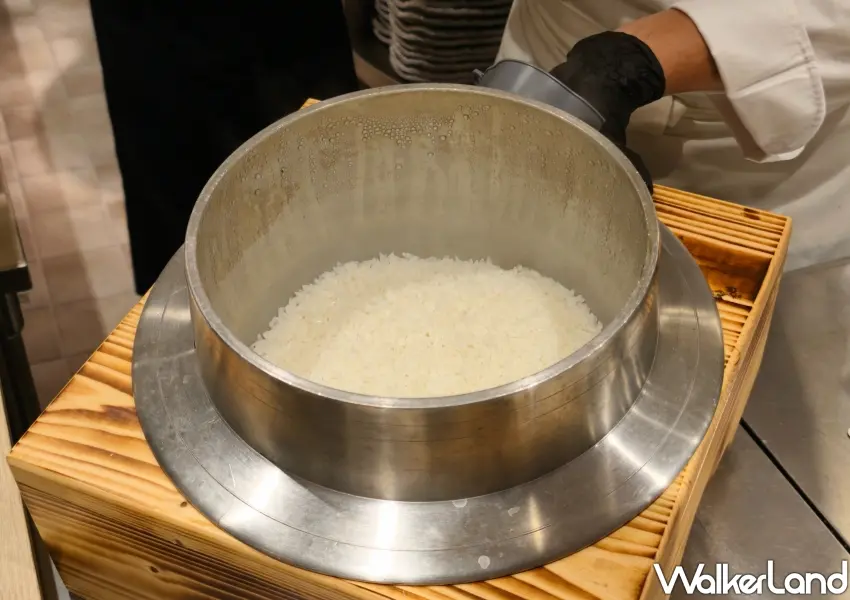 ▲內用套餐特別選用質感釜鍋烹煮香Q白飯,並貼心提供白飯與高麗菜絲免費無限續加服務。(攝影:鄭雅之)