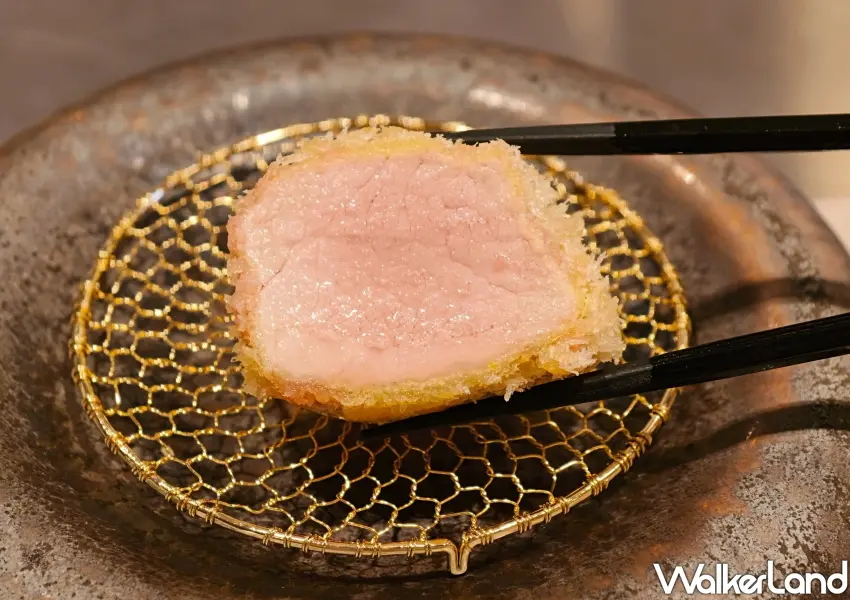 ▲招牌特選腰內肉擁有極致細緻柔嫩的肉質,極力推薦沾上少量礦鹽襯托自然鮮甜美味。(攝影:鄭雅之)