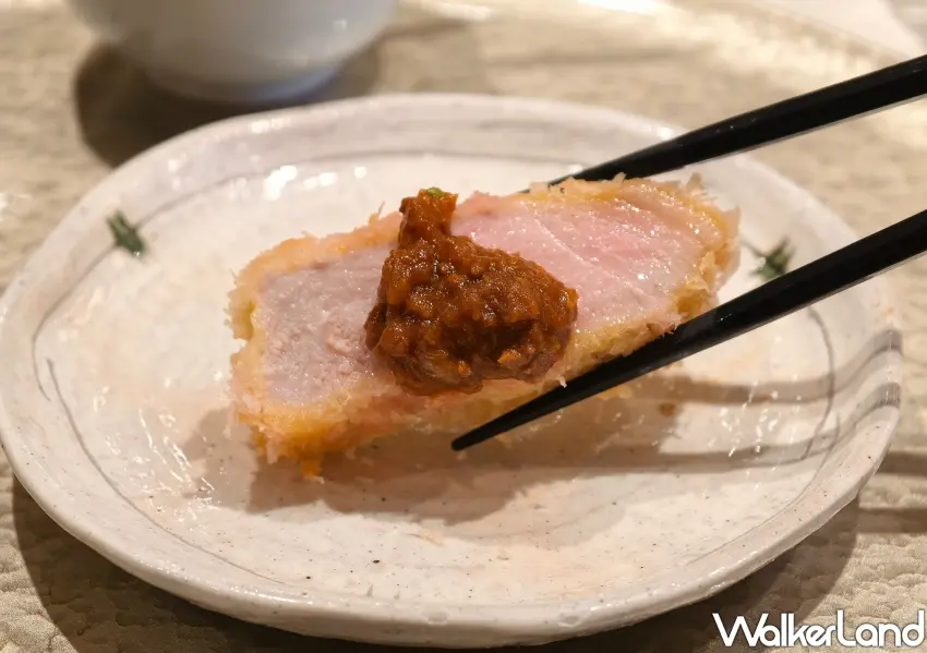 ▲酥脆的千層豬排佐上濃郁特製咖哩,層次分明的肉汁與香氣在口中擴散。(攝影:鄭雅之)