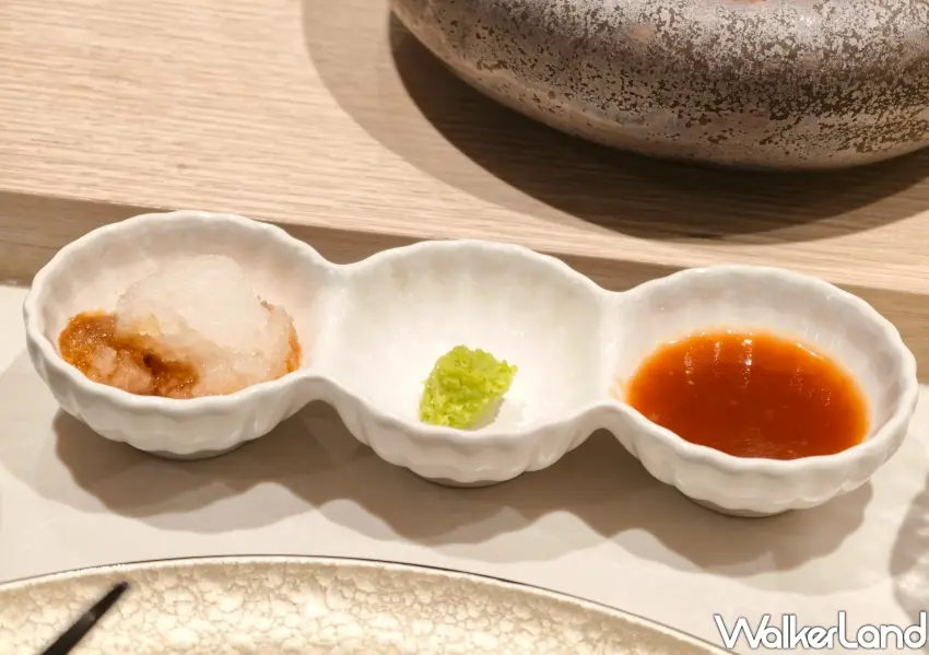 ▲店家精心準備柑橘醋、山葵與特製豬排醬等多款醬料,讓每一道豬排部位都有專屬極致風味。(攝影:鄭雅之)