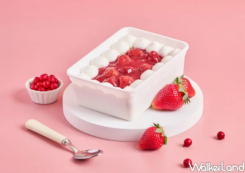 ▲全聯莓果優格布蕾盒嚴選綜合莓果醬與滑嫩布蕾層層堆疊，打造出層次豐富的優格系甜點饗宴。   