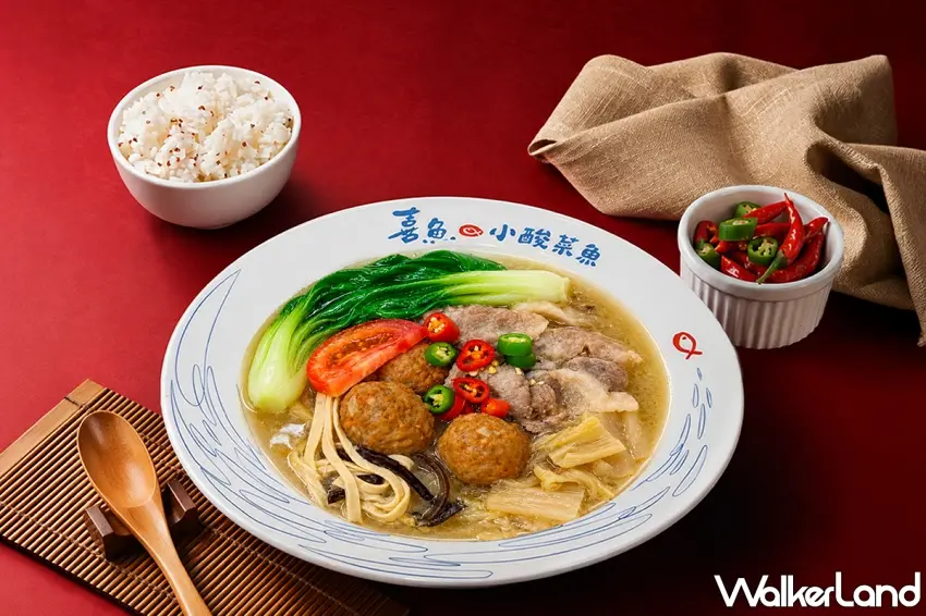 ▲一整碗滿滿的厚實獅子頭搭上滑嫩肉片,配上自然發酵的甘甜酸白菜湯底,再來上一碗香噴噴的藜麥白飯,個人獨享的澎湃酸爽饗宴10月7日美味登場。圖/喜魚小酸菜魚提供;窩客島整理