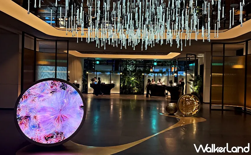 ▲踏入酒店大廳,抬頭就能看見錯落垂墜的水晶雨滴與流線型態的願望之殼巨型裝置藝術。圖 / 編輯 李維唐 攝